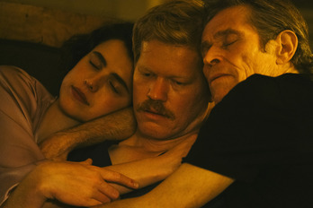 Jesse Plemons, Margaret Qualley eta Willem Dafoe. 