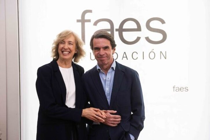 Ana Iribar, viuda de Gregorio Ordoñez y presidenta de la extina fundación, y José María Aznar, cuando firmaron el acuerdo.