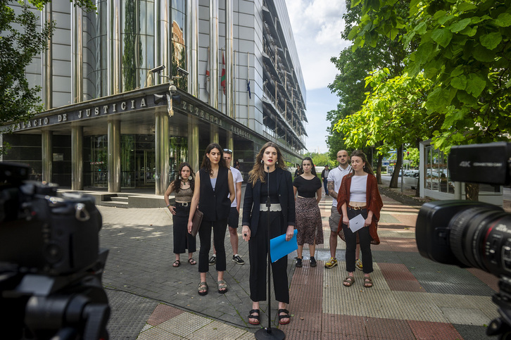 Ernairen agerraldia Gasteizko epaitegien aurrean.