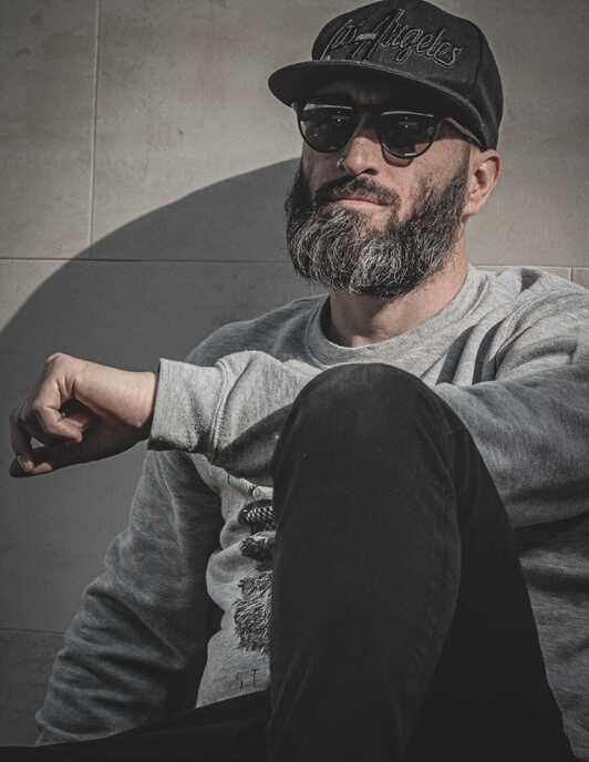 Nikola Goñi (izquierda) es batería y voz de este proyecto musical único.