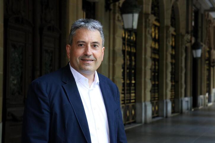 Félix Urkola, en los soportales del Palacio de la Diputación de Gipuzkoa.