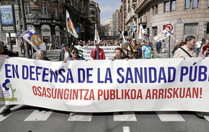 Manifestación a favor de la sanidad pública celebrada en Bilbo.