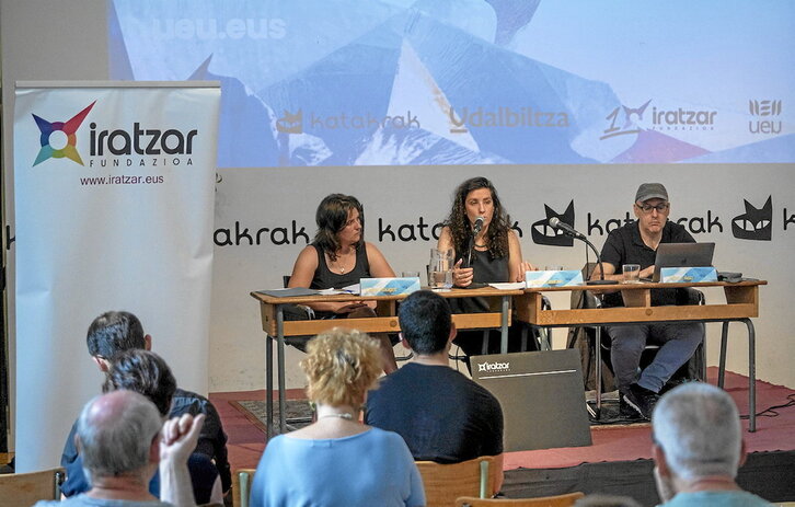 Clara Rouget, Elena Casirain eta Floren Aoiz, atzo Katakraken eskaini zuten mahai-inguruan.