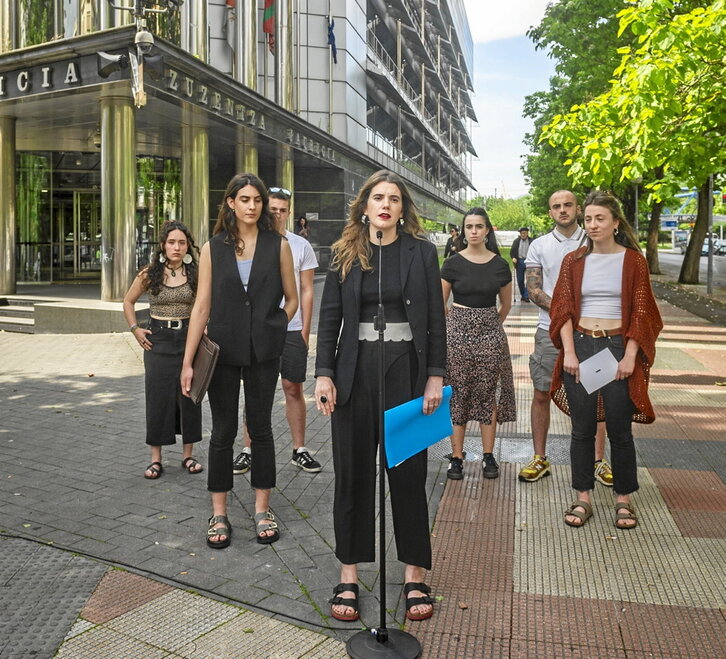 Ernaik Gasteizko epaitegien aurrean egindako agerraldia.