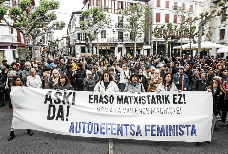 Movilización contra la muerte de una mujer en un crimen machista el pasado mes en Donibane Lohizune.