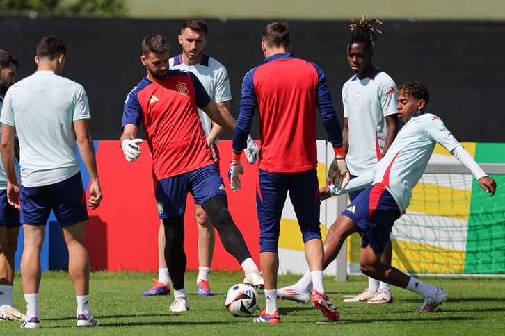 Lamine Yamal junto a Simón, Laporte y Nico Williams en un entrenamiento de la selección española.