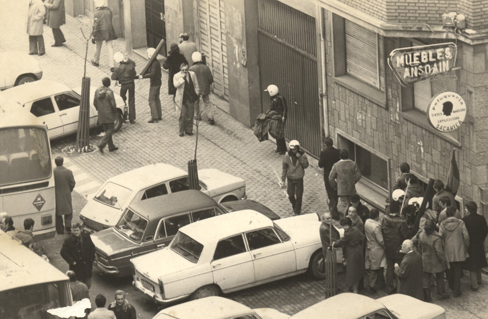 Grupos de «incontrolados» se reagrupan en Iruñea tras un mitin de Blas Piñar para realizar ataques a la población. (EGIN)