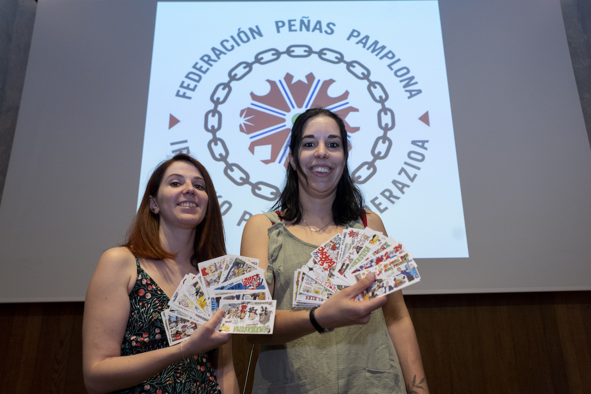 Paula Rodríguez y Rakel Arjol, en la presentación de las pancartas de las Peñas de Iruñea. (Iñigo URIZ/FOKU)