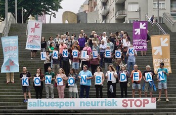 Concentración de la mayoría sindical vasca en la plaza de la Convivencia, en Bilbo.