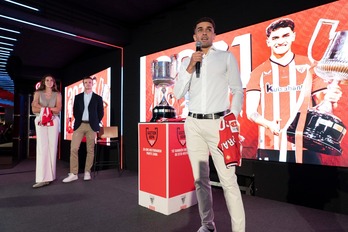 Beñat Prados con Oguiza y el presidente Jon Uriarte en el acto en San Mamés.