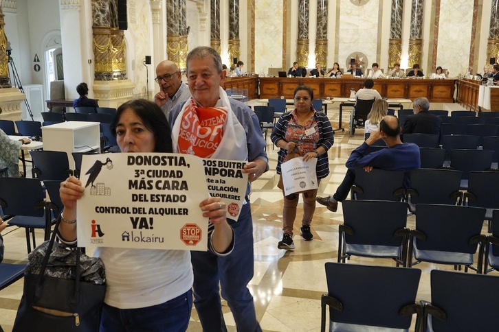 Los colectivos antidesahucios han estado presentes en el pleno municipal.