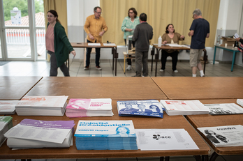 Arrivé en tête lors des trois derniers scrutins européens dans l’État français, le Rassemblement national, ex Front national, est progressivement revenu sur ses positions europhobes et sa volonté initiale de sortir de l’Euro. 