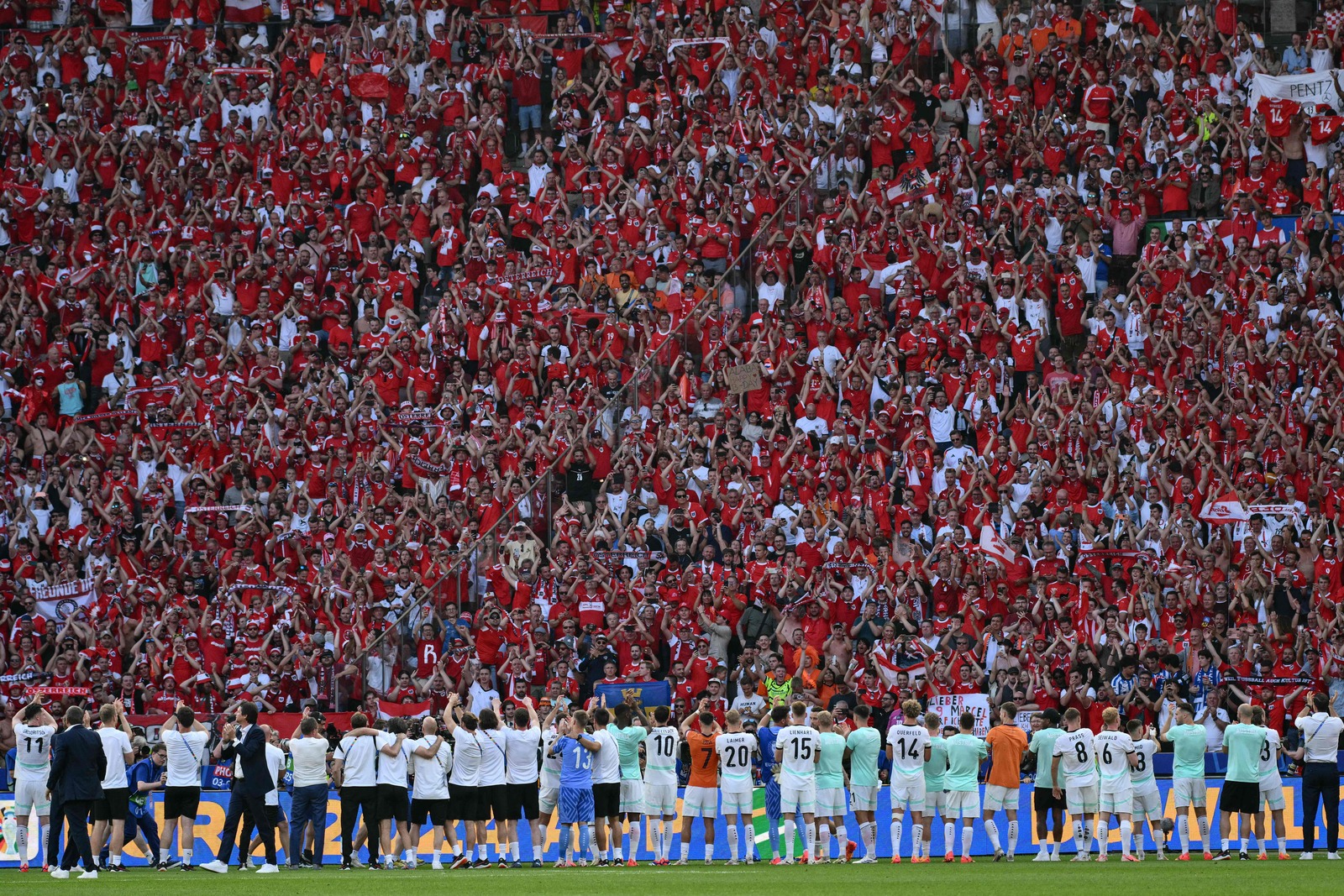Los jugadores de Austria celebran el pase a octavos con su afición. (Christophe SIMON / AFP) Los jugadores de Austria celebran el pase a octavos con su afición. (Christophe SIMON / AFP)