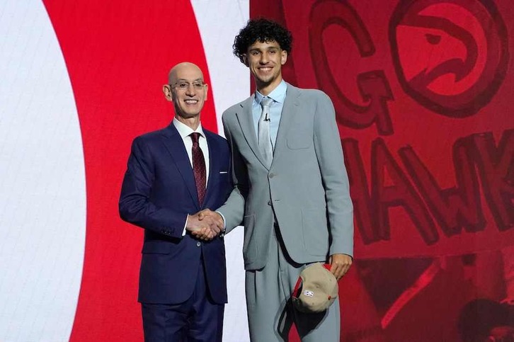 Zaccharie Risacher, número uno del draft de 2024, con el Comisionado de la NBA Adam Silver.
