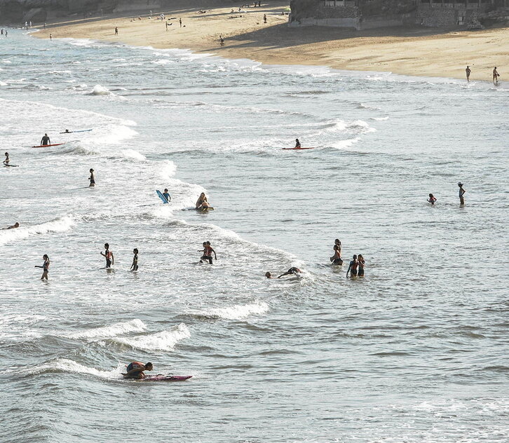 Ni hondartzara abiatuko nintzen, urduri, uda irensteko antsiaz.