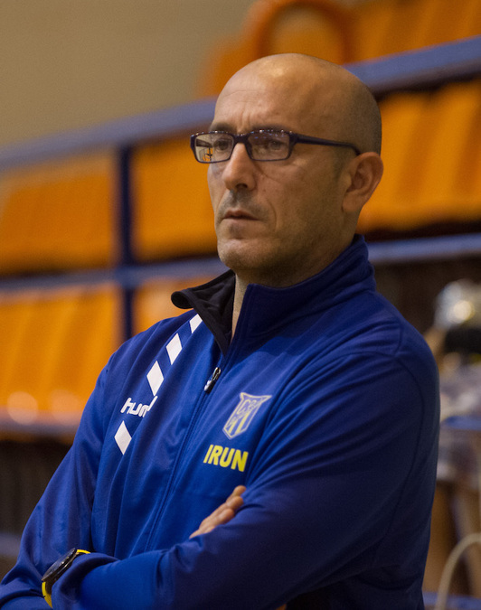 Fernando Bolea, en su etapa de entrenador de Bidasoa-Irun.