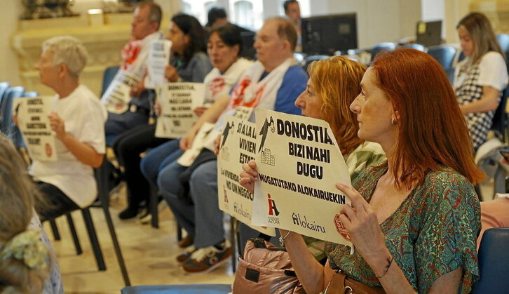 Los colectivos antidesahucios accedieron al pleno con carteles.