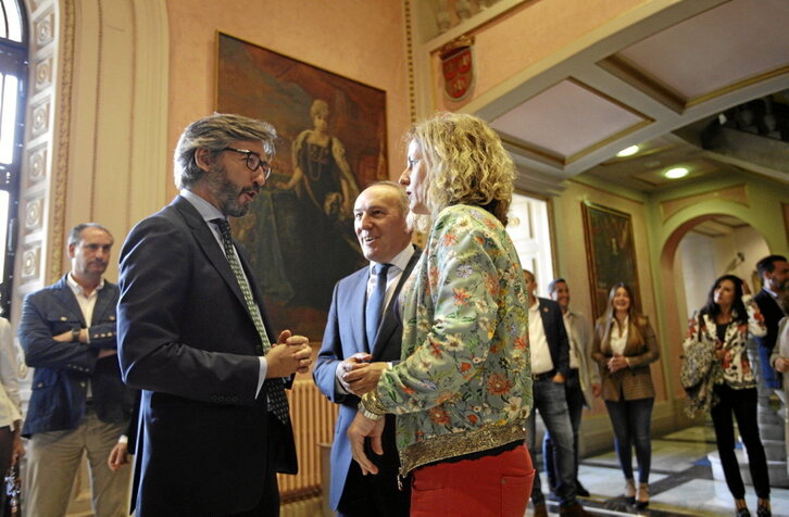 Iñaki Oyarzábal (PP) junto a Ramiro González (PNV) y Cristina González (PSE).