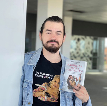 Mikel Herrán, con su libro ‘Sodomitas, vagas y maleantes’. 