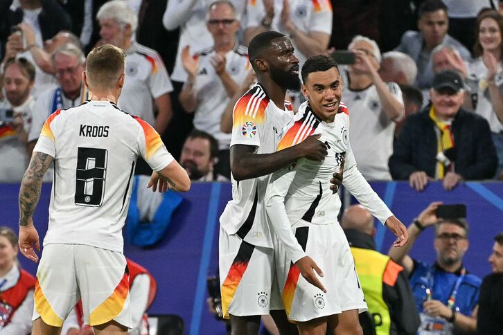 Musiala celebra uno de sus goles con Rudiger y Kroos.