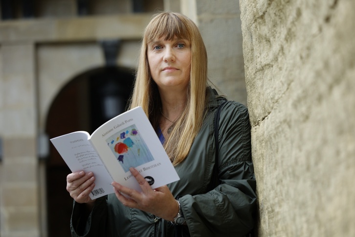 Aintzane Galardi, bere Leiho Bat Bihotzean poema- bilduma eskuetan duela