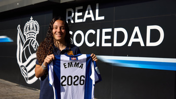 Emma Ramirez pozik, kontratu berria sinatu berritan.