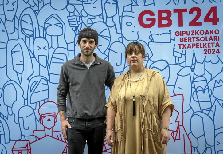 Gipuzkoako Bertsozale Elkarteko Asier Azpiroz eta Goizane Alvarez, Kultura diputatua.