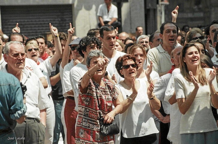 Miguel Angel Blancoren aldeko elkarretaratzea Iruñean. Eta Jose Antonio Ortega Lara bahituta, ETAk zabaldutako irudi batean.