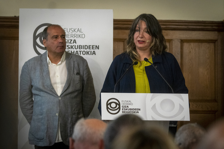 Iratxe Urizar eta Agus Hernan Giza Eskubideen Behatokiaren izenean, aurkezpenean.