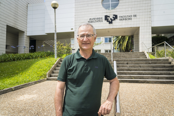 Joxerramon Bengoetxea, ante la Facultad de Derecho de la UPV-EHU en Donostia.