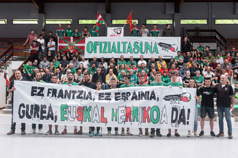 Frantzia eta Espainiako selekzioei uko egin dieten pilotariak, atzean babesa ematera joan direnak dituztela.