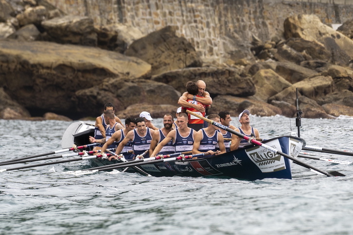 Bermeo Urdaibaiko arraunlariak eta patroia, garaipen bat ospatzen.