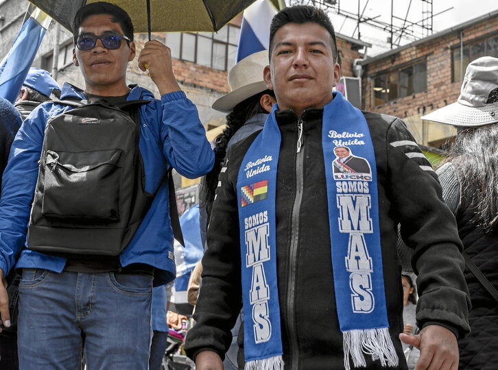 En la página anterior, durante el aniversario del MAS en La Paz, un boliviano muestra con una bufanda su apoyo a Arce. Arriba, en la ciudad de Uyuni, muestras de apoyo a Evo Morales.