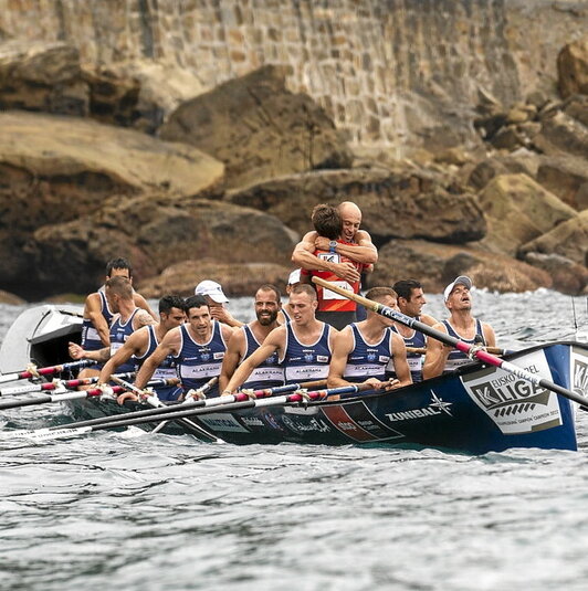 Urdaibaiko arraunlariak, garaipena ospatzen.