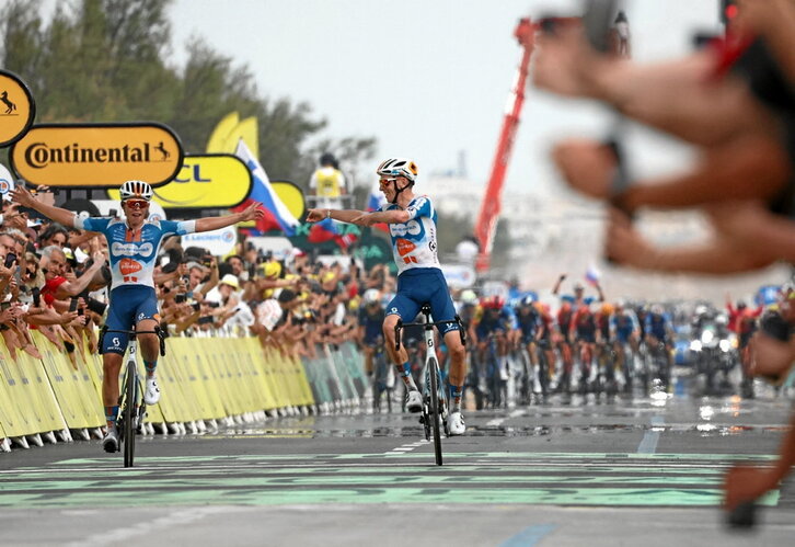 Bardet y Van den Broek tuvieron hasta tiempo de celebrar su gesta.