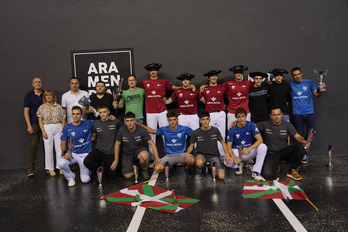 Oiartzun eta Zaldibiko pilotari eta ordezkariak sari banaketaren ostean.