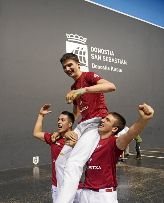 Unax Landa, kideen zorionak jasotzen.