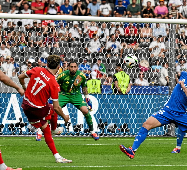 Así anotó Vargas el 2-0 que le dio el pase a Suiza y mandó a casa a Italia.