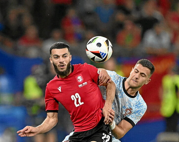 Mikautadze pelea por un balón con el portugués Dalot.