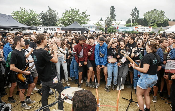 Gazteek animazio berezia jarri zuten egun osoan zehar, baita euria gogotik egin eta dena lokaztu zenean ere. Dantzarako gogoa zegoen. Eskuinean, Anariren kontzertua.