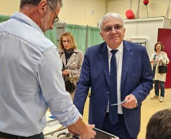 Fronte Herritar Berriko hautagai eta EH Baiko kideak, Peio Dufauk, Ziburun bozaktu du.