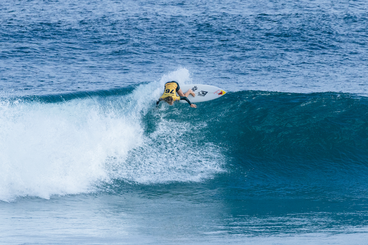 Caitlin Simmers gazteak bizkarkako bira indartsuak egin zituen finalean. (WORLDSURFLEAGUE.COM)