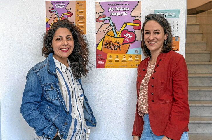 Alba Ayucar eta Maialen R. Barcena euskara irakasleak, AEKren Donostiako Amara Berriko euskaltegian.