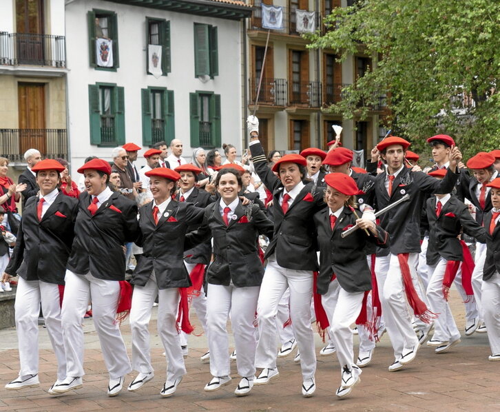 Alarde parekide eta publikoko kide hainbat pozarren, atzo Irungo kaleetan barna.