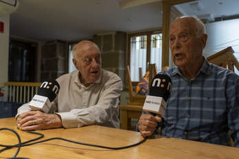 Irudian ezkerrean Iñaki Egibar eta eskuinean Trinido Bakeriza, 1960 urtean Erromako Olinpiar Jokoetara joan zirenen koadroa eskuan.