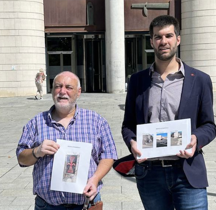 Los representantes de Contigo-Zurekin, con parte de la documentación entregada a la Fiscalía. 