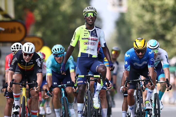 Girmay supera por escasos centímetros a Gaviria y De Lie..