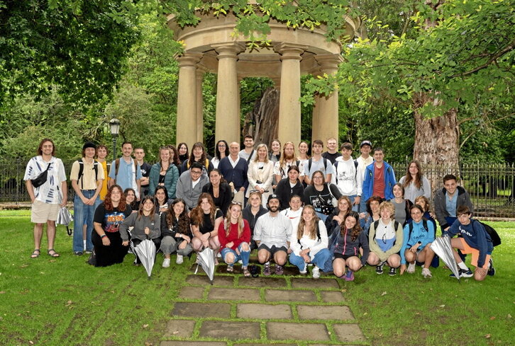 Bizkaiko Batzar Nagusietako lehendakariak harrera egin dio taldeari Gernika-Lumon.