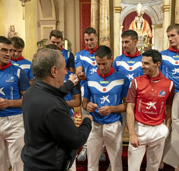San Fermin Torneoan lehiatuko diren pilotariak, San Fermin basilikan.