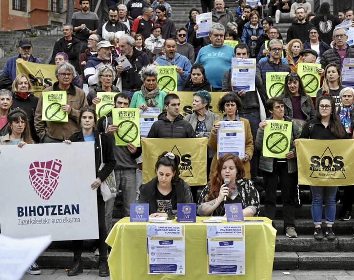 Turismoaren tratu txarren aurkako auzo elkarretaratzea Bilbon, duela urte bat.